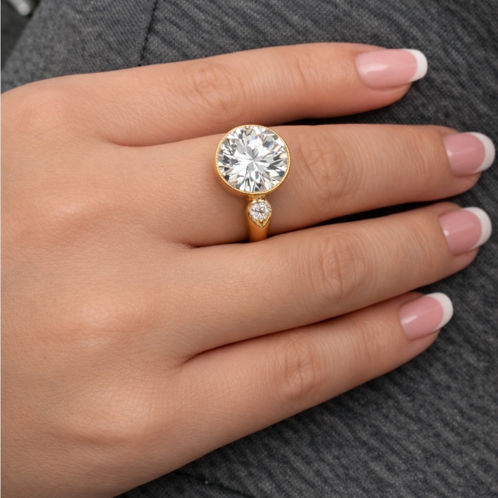 Elegant Gold and labgrown diamond ring